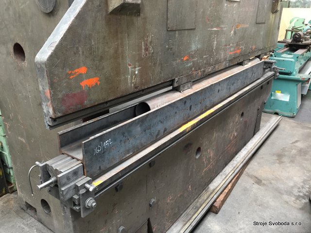 Lis ohraňovací hydraulický LE 100/3000 (Ohranovaci lis LE 100-3000 - GEFI Gyor Hydraulic press brake (2).JPG)